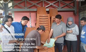 Kelurahan Bugis Serahkan Kursi Plastik untuk Warga RT 05 Melalui Program Probebaya